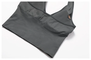 Details des nahtlosen dunkelgrauen Sport-BHs mit geripptem Saum und herausnehmbaren Pads