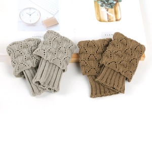 Detaillierte Strickstruktur und Durchbruchmuster an grauen und braunen Stulpen