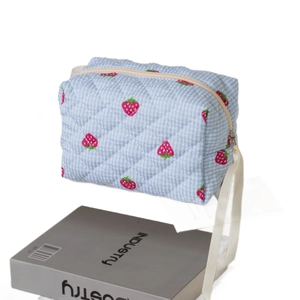 Trousse à maquillage matelassée bleue à rayures avec motif fraise et poignée