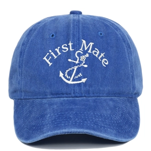 Détail de la broderie blanche First Mate et de l'ancre sur une casquette en coton bleu délavé