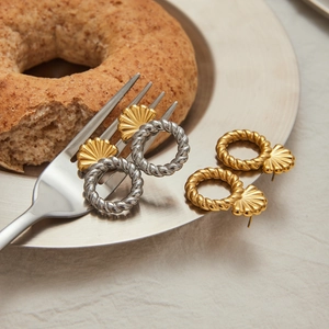 Orecchini a cerchio a corda intrecciata oro e argento con conchiglie su piatto di metallo