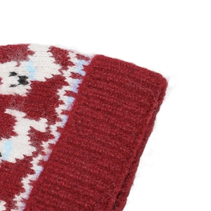 Dettaglio del berretto in maglia rosso scuro con trama soffice e motivo jacquard a cane