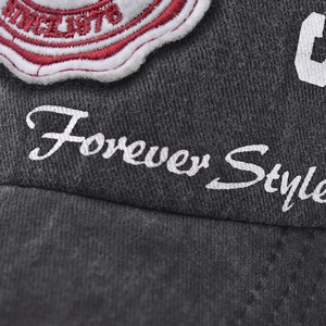 Makro-Detail der Forever Style Bestickung und Aufnäher auf gewaschener Baumwollkappe