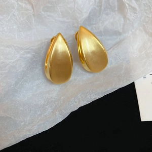 Vista dettagliata degli orecchini a goccia placcati oro 18k con finitura spazzolata