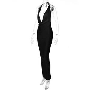 Détail de la robe dos nu noire avec décolleté en V profond et silhouette moulante ajustée