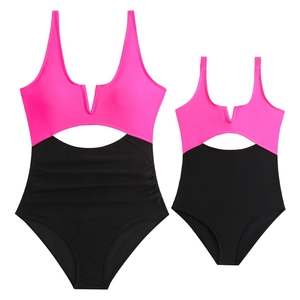 Détails des maillots de bain assortis mère-fille avec col en V et découpe à la taille