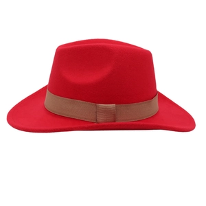 Klassischer roter Western-Cowboyhut mit breiter Krempe und braunem Zierband für Damen und Herren