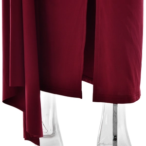 Détail de l'ourlet asymétrique et de la fente latérale sur une robe longue bordeaux