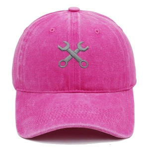 Détail de la broderie de clés grises sur une casquette de baseball rose délavée
