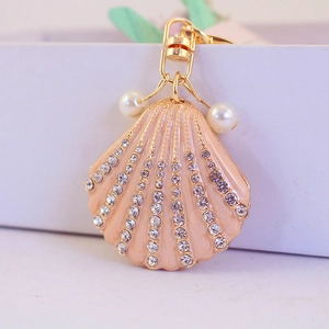 Portachiavi con conchiglia rosa con strass e perla per borse e accessori moda