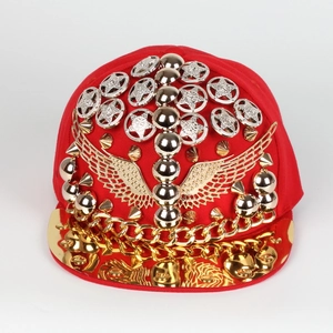 Détails de la casquette hip hop rouge avec ailes dorées, rivets argentés et chaîne