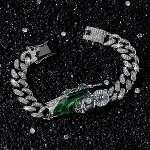 Bracciale hip hop con ciondolo San Giuda e zirconi su sfondo di pietra nera testurizzata