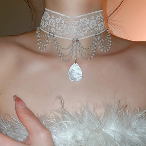 Détail d'un collier ras de cou élégant en dentelle blanche avec perle en goutte