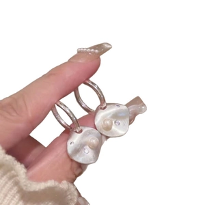 Boucles d'oreilles créoles perle brossée losange avec zircons et texture organique