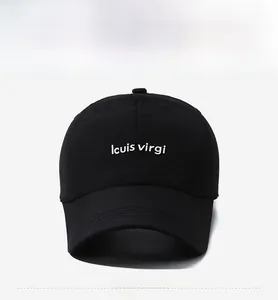 Vue détaillée de la casquette de baseball noire à séchage rapide avec broderie blanche