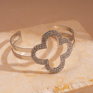 Dettaglio del bracciale aperto argento con quadrifoglio di cristalli e doppia fascia