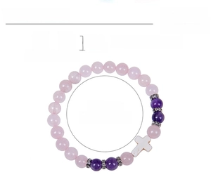 Vue détaillée du bracelet en perles de cristal rose et violet 8mm avec pendentif croix et strass