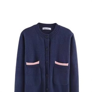 Gilet en maille bleu marine à col rond, cinq boutons et détails contrastés rose aux poches