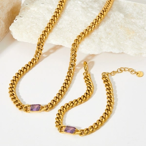 Ensemble collier et bracelet en acier doré avec zircon violet de coupe émeraude