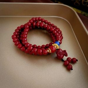 Bracelet en perles de cinabre rouge avec perles dorées et pendentif chat de la chance