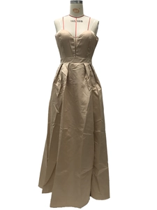 Detail van een elegante satijnen avondjurk in champagne met hartvormige hals en plooitaille