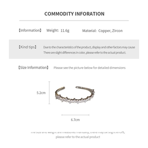Détail montrant les dimensions de 5,2 cm x 6,7 cm du bracelet jonc avec zircon