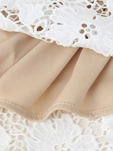 Détail de la dentelle florale blanche avec une doublure intérieure beige respirante