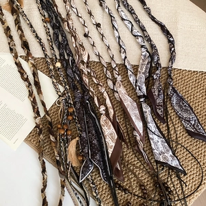 Détail de la chaîne de taille bohème avec cordon de cire rétro, perles en bois et motifs