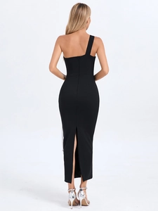 Vue arrière d'une robe longue noire à une épaule avec fente et détails de franges