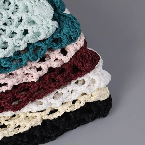 Vue détaillée des motifs de crochet faits main en diverses couleurs pastel douces