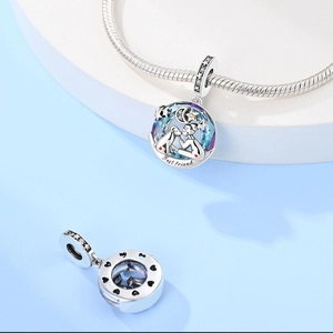 Dettaglio charm in argento con scena in smalto e incisione Best Friend su bracciale