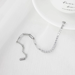 Bracelet élégant pour femme en acier inoxydable avec zircons et maille trombone
