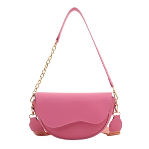 Sacoche rose avec bandoulière cuir et chaîne dorée, vue de studio sur fond blanc pur