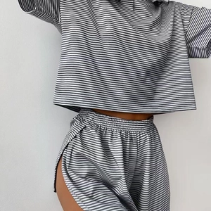 Dettaglio completo di set in maglia a righe bianche e nere con pantaloncini a spacco