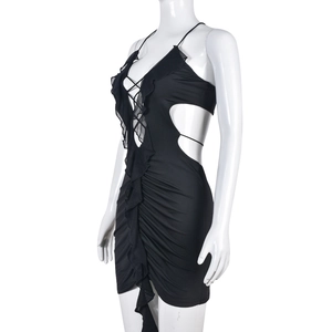 Détail de la robe moulante en résille noire avec découpes latérales et tissu à fronces