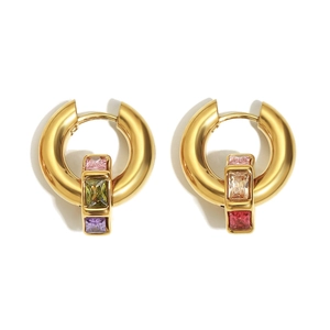 Boucles d'oreilles huggie plaquées or 18 carats avec zircons rectangulaires colorés