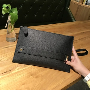 Elegante pochette in pelle martellata nera con decorazioni di rivetti metallici dorati
