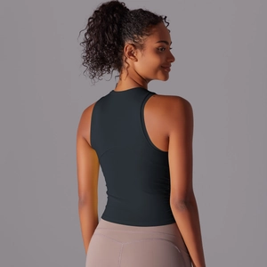 Détails des coutures ergonomiques au dos d'un débardeur de yoga noir respirant