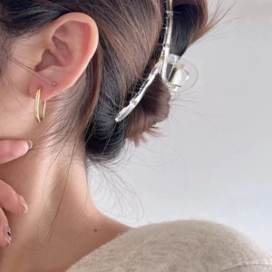 French style S925 silver oval hoop earrings and transparent hair claw on model