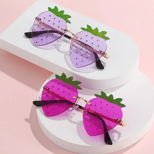 Chic oversized strawberry shaped rimless sunglasses in purple and rose red finish
