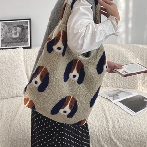 Plüsch-Tragetasche mit Beagle-Muster am Modell, großes Volumen und weiche Fleece-Struktur