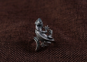 Macro detail of retro S925 sterling silver lizard ring with intricate scale textures