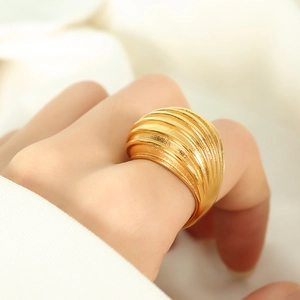 Anello a cupola a coste placcato oro 18 carati con design geometrico testurizzato