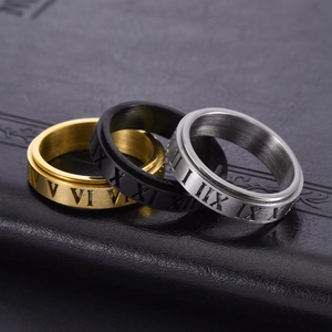Bague rotative en acier brossé avec chiffres romains en finitions dorée, noire et argentée