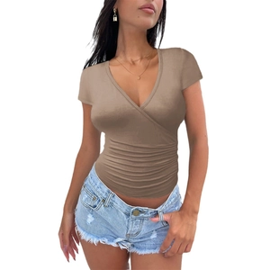 Eng anliegendes khakifarbenes Damen T-Shirt mit V-Ausschnitt und Wickel-Look im Y2K-Stil