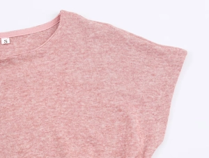 Détail de l'encolure et des coutures d'épaule sur un haut en maille rose, étiquette S