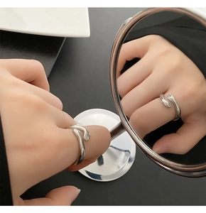 Detail van de zilveren knuffelring met een verstelbaar en open ringband-ontwerp