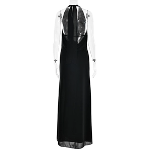 Vue détaillée du dos d'une robe noire dos nu à licou sur un mannequin transparent