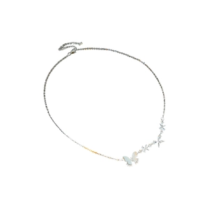 Collier en argent avec pendentifs papillon en zircon et fleurs sur un fond blanc pur
