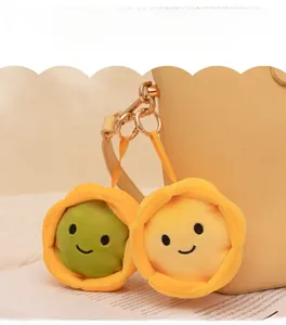 Détail de charmants pendentifs en peluche tarte aux œufs jaune et vert pour sacs et clés
